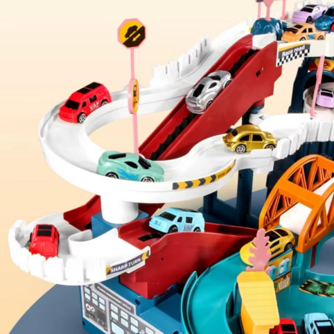 Närbild på spiralramp och små bilar i interaktiv bilbana