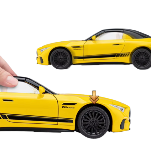 Gul sportbil i modellformat från sidan med närbild på hjul och hand som håller bilen
