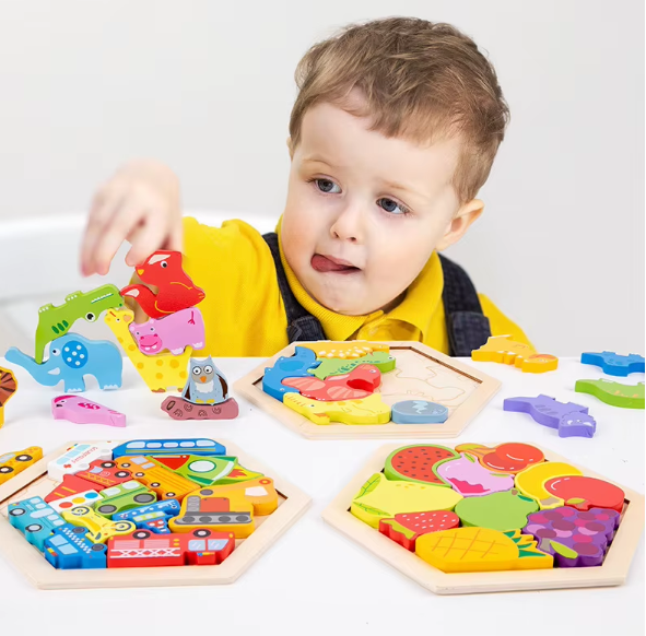 Barn leker med flera Montessori träpussel vid bord