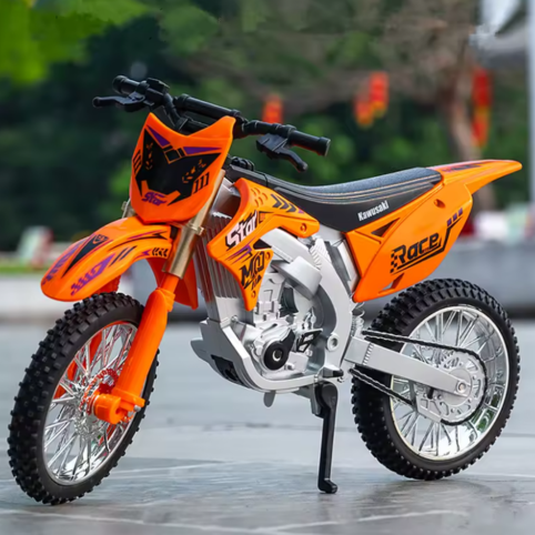 Orange crossmotorcykel utomhus i sned vinkel