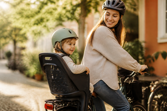 Cykla säkert med småbarn: Guide till hållbara cykelsitsar och säkra hjälmar