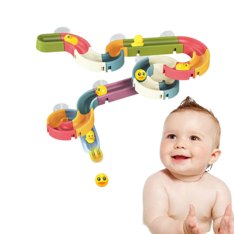 Baby bredvid färgglad badleksakskulbana med små ankor