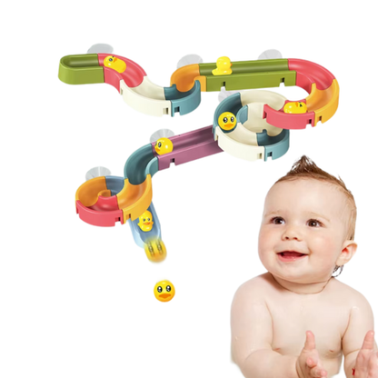 Baby bredvid färgglad badleksakskulbana med små ankor