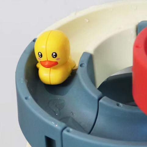 Närbild på liten gul anka i färgglad kulbana för bad