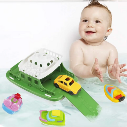 Baby i badkar bredvid grön leksaksfärja och små badbåtar