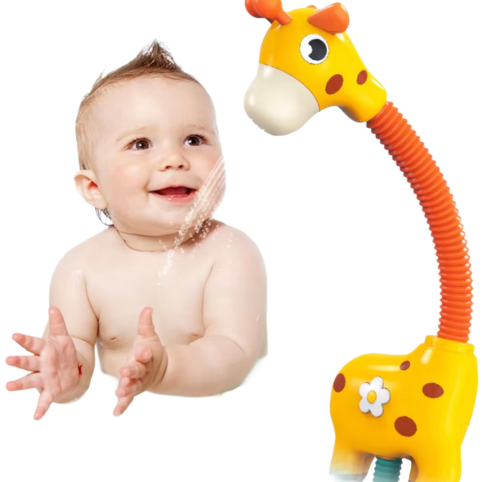 Baby bredvid gul girafformad vattenspridare för bad