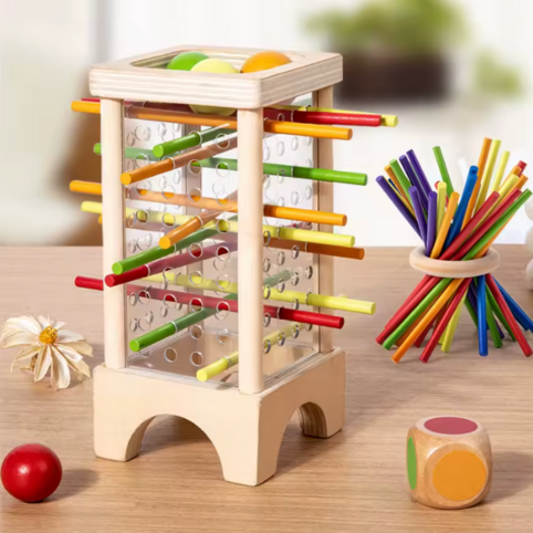 Montessorileksak i trä med färgade pinnar och tillbehör på bord