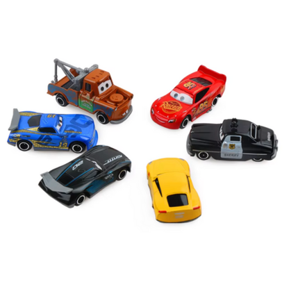 Flera leksaksbilar i Cars-tema mot vit bakgrund
