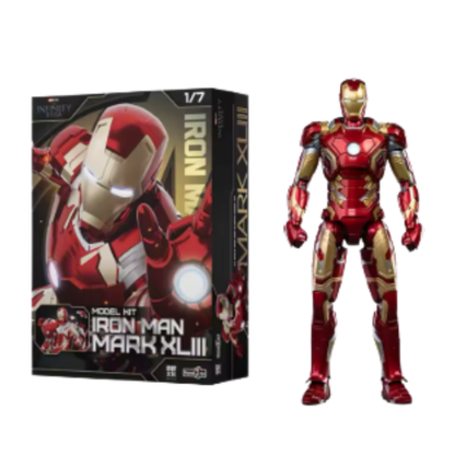Röd och silverfärgad robotfigur bredvid produktförpackning mot ljus bakgrund