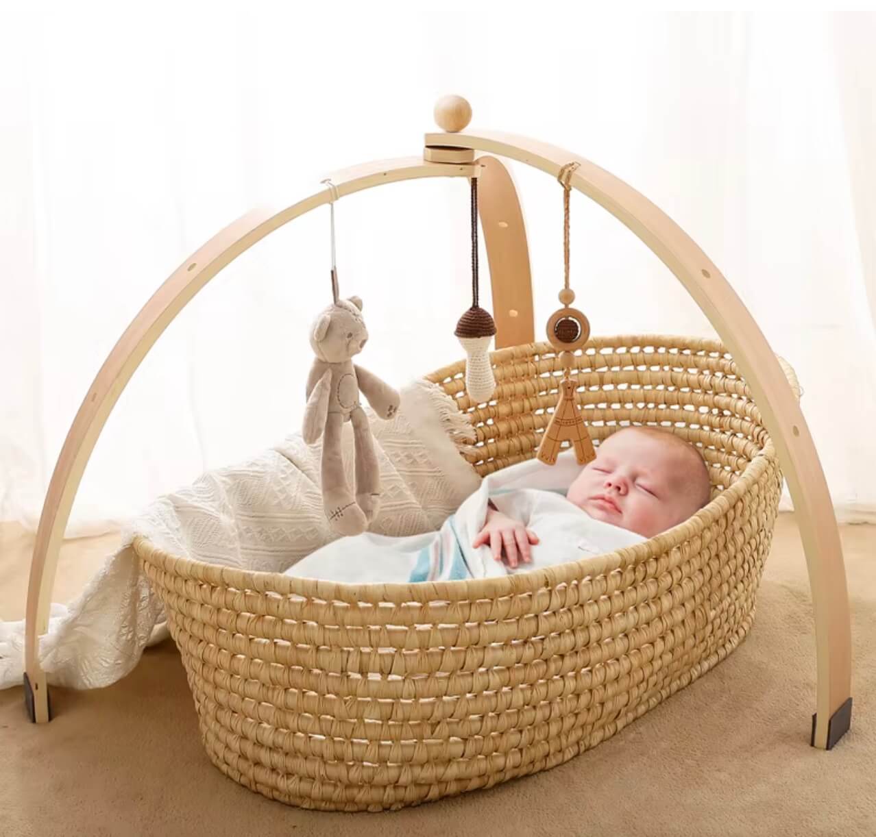Babygym i trä med hängande leksaker för bebis