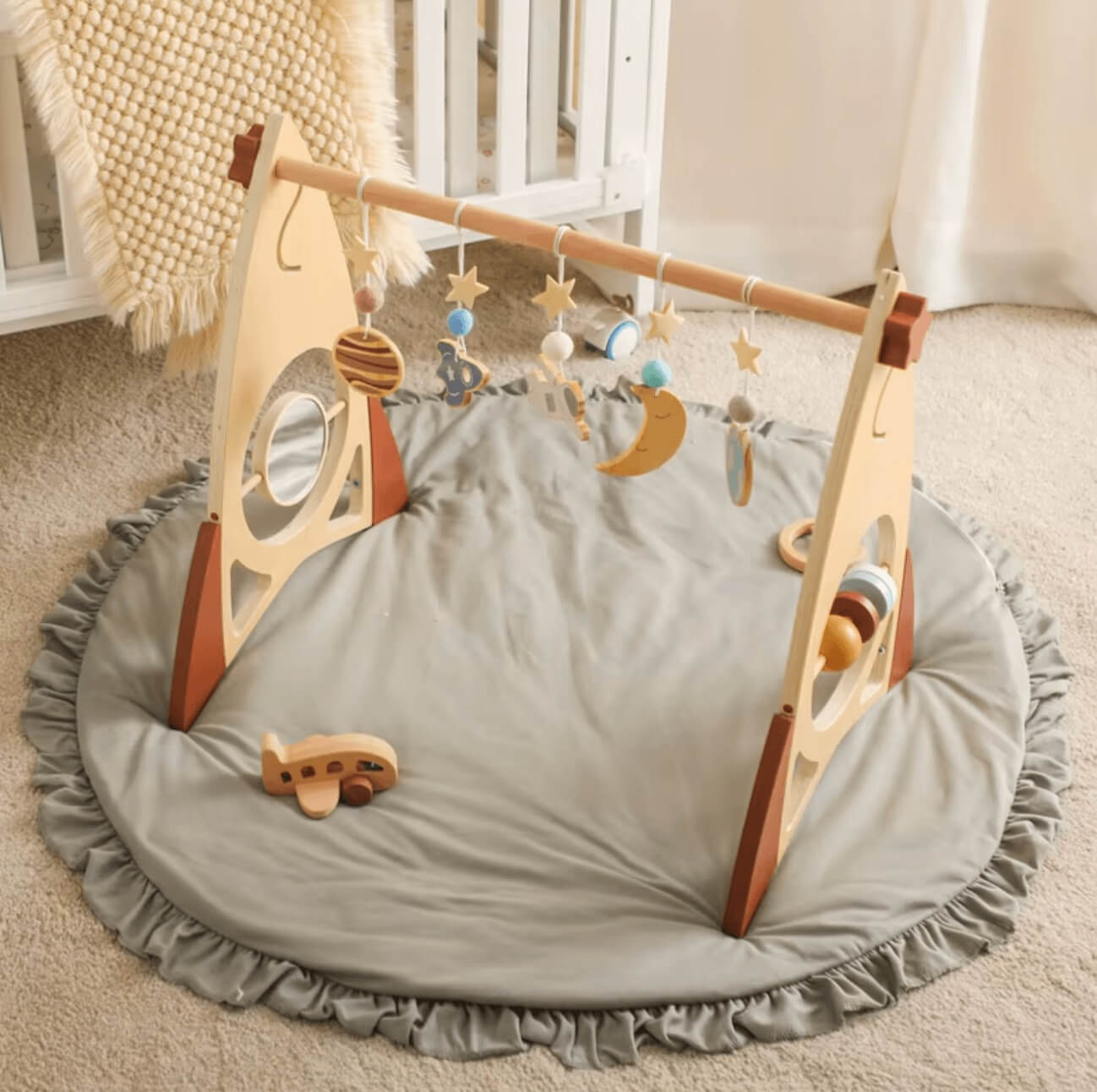Babygym i trä med halvcirkelform och rymdmotiv