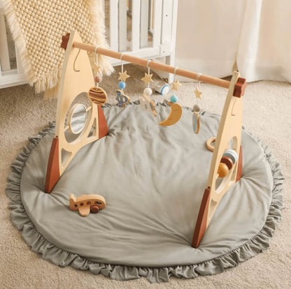 Babygym i trä med halvcirkelform och rymdmotiv