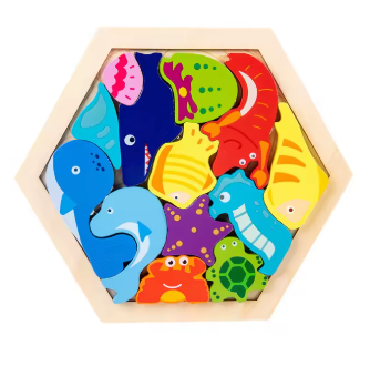 Montessori träpussel för små barn med fiskmotiv mot vit bakgrund