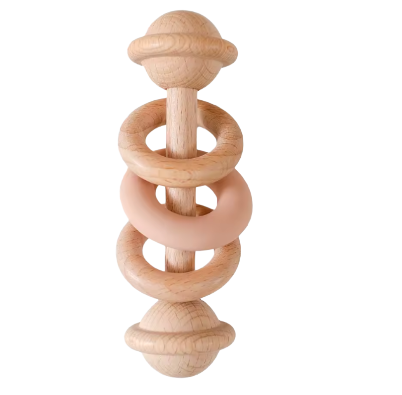 Babyskallra i trä med aprikosfärgad ring och naturlig design