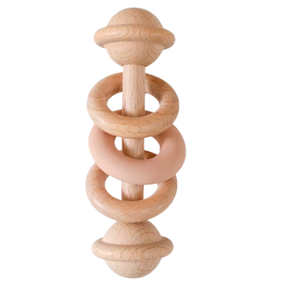 Babyskallra i trä med aprikosfärgad ring och naturlig design