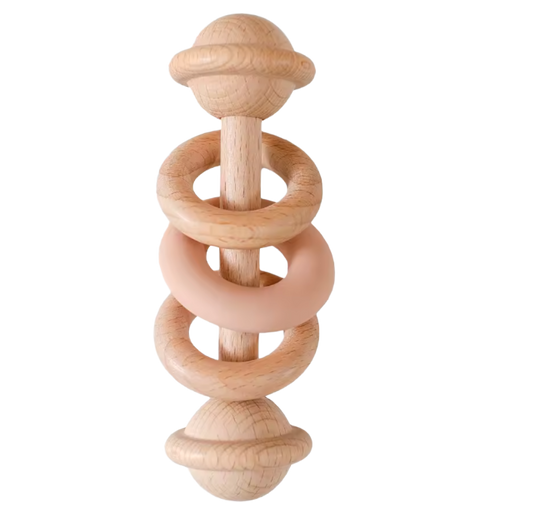 Babyskallra i trä med aprikosfärgad ring och naturlig design