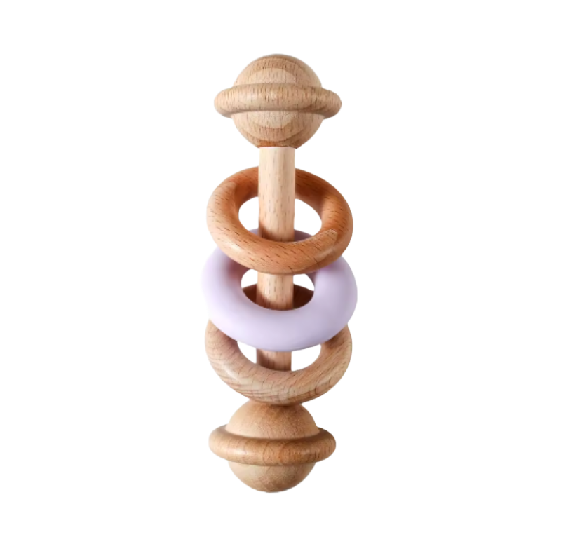 Babyskallra i trä med ljuslila ring och naturlig design