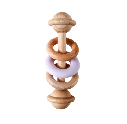 Babyskallra i trä med ljuslila ring och naturlig design