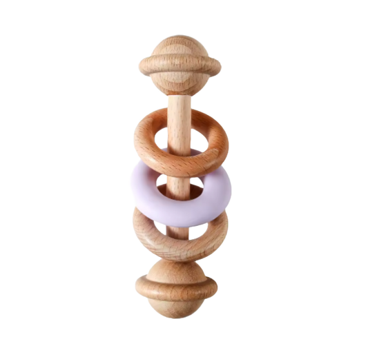 Babyskallra i trä med ljuslila ring och naturlig design