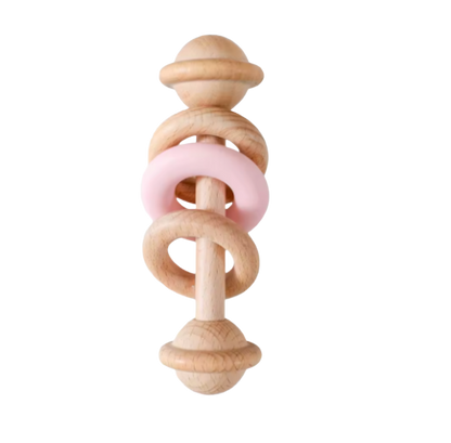 Babyskallra i trä med rosa ring och naturlig design