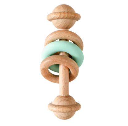 Babyskallra i trä med mintgrön ring och naturlig design