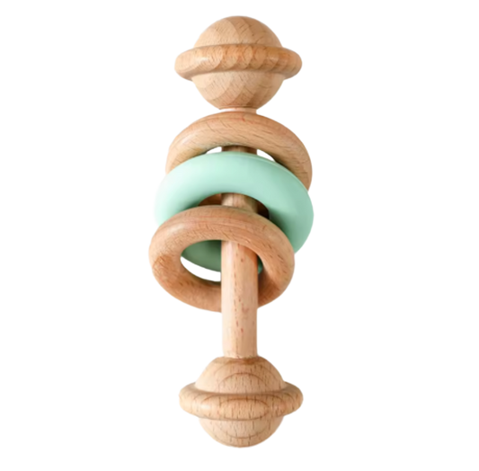 Babyskallra i trä med mintgrön ring och naturlig design