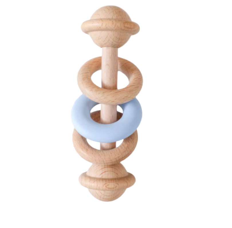Babyskallra i trä med ljusblå ring och naturlig design