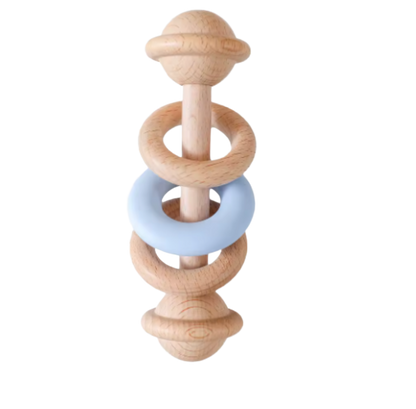 Babyskallra i trä med ljusblå ring och naturlig design