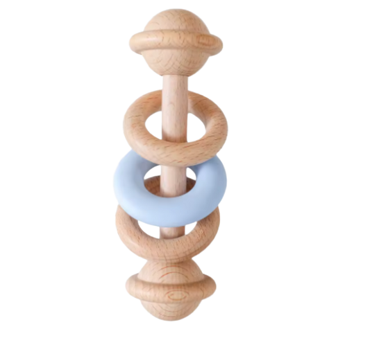 Babyskallra i trä med ljusblå ring och naturlig design