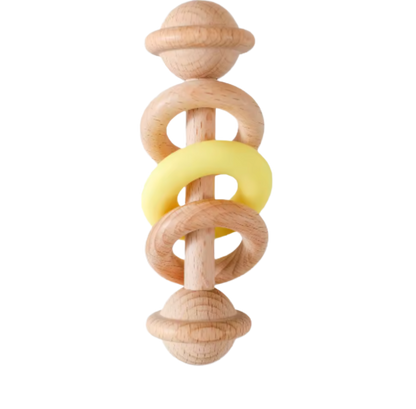 Babyskallra i trä med gul ring och naturlig design