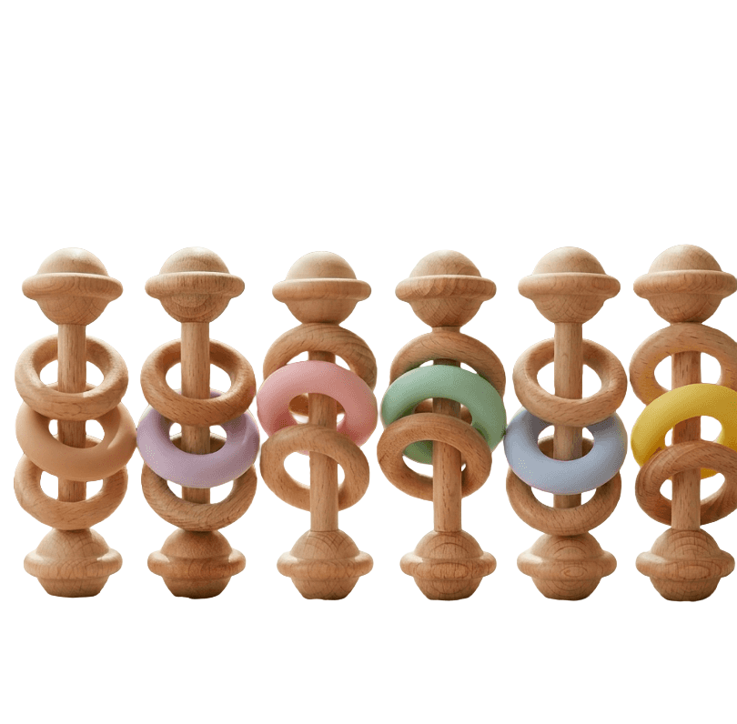 Set med babyskallror i trä med färgade ringar och naturlig design
