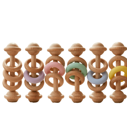 Set med babyskallror i trä med färgade ringar och naturlig design