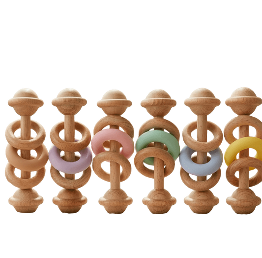 Set med babyskallror i trä med färgade ringar och naturlig design