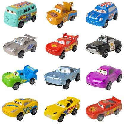 Tolv leksaksbilar i Cars-tema uppställda mot vit bakgrund