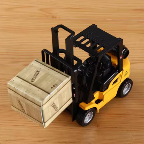 Gul gaffeltruck som lyfter träfärgad pallåda på träbord