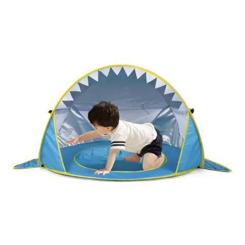 Barn kryper in i blått hajformat pop up-strandtält