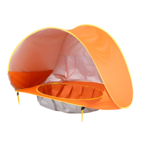 Orange pop-up UV-tält för bebis med plaskyta i sned vinkel mot vit bakgrund